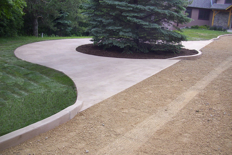 Picture of a new concrete curved driveway in Grand Rapids, MI